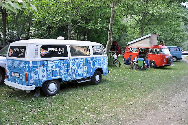 Musiker Dodo fuhr mit seinem «Hippie-Bus» nach Mörel, um dort seinen gleichnamigen Hit zu spielen.