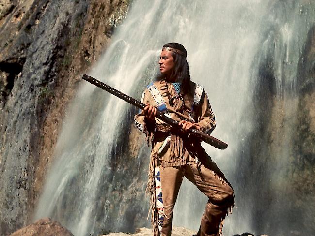 Pierre Brice als Apachen-Häuptling "Winnetou" in einer Szene des Karl-May-Films "Winnetou 3".