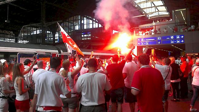 Ausgelassene Walliser Fussbalfans im Basler Bahnhof. 