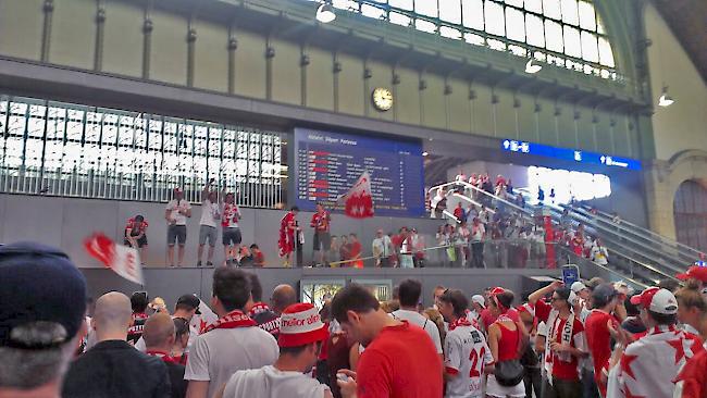 Walliser Supporter nehmen den Bahnhof in Basel in Beschlag.