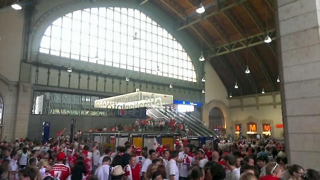 FC Sitten-Fans bei ihrer Ankunft in Basel. 