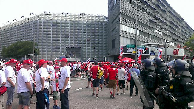 Um 14 Uhr ist Anpfiff zum 13. Sittener Cupfinal. Die Fans vor dem Basler St. Jakob-Park.