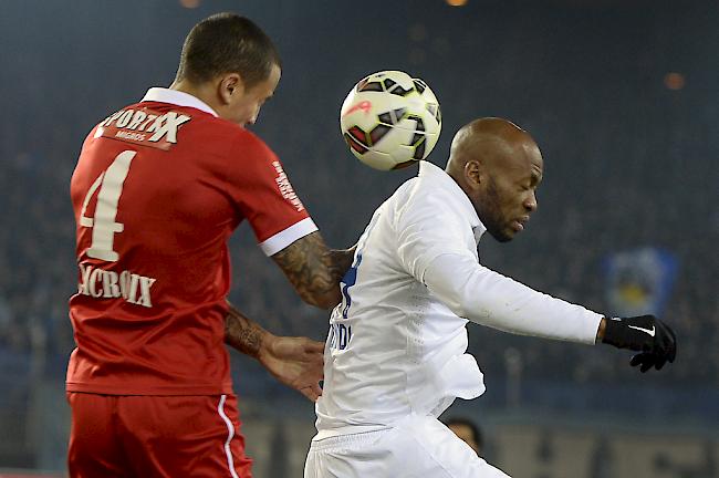 Der Zürcher Franck Etoundi (rechts) kämpft um den Ball mit dem Sittener Léo Lacroix im Halbfinal des Schweizer Cups zwischen dem FC Zürich und dem FC Sitten im April 2015.