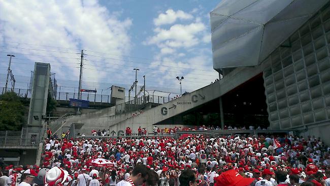 Das Areal vor dem Basler St. Jakob-Park in Rot-Weiss.