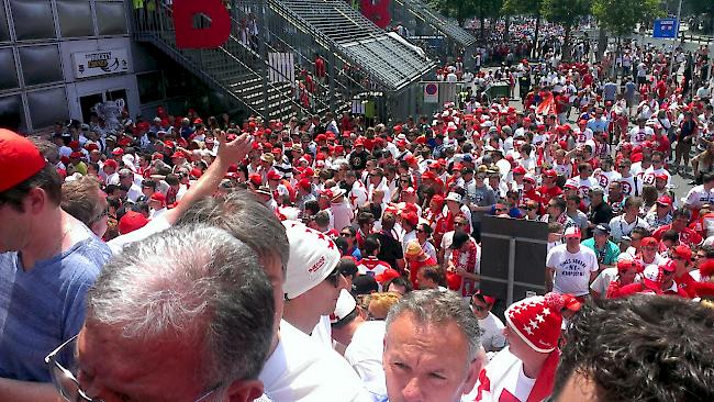 Das Areal vor dem Basler St. Jakob-Park in Rot-Weiss.