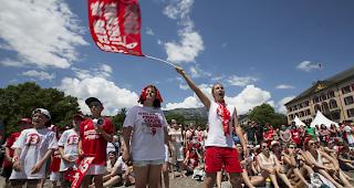 Walliser Anh&auml;nger beim Public Viewing auf der Place de la Planta in Sitten. 
