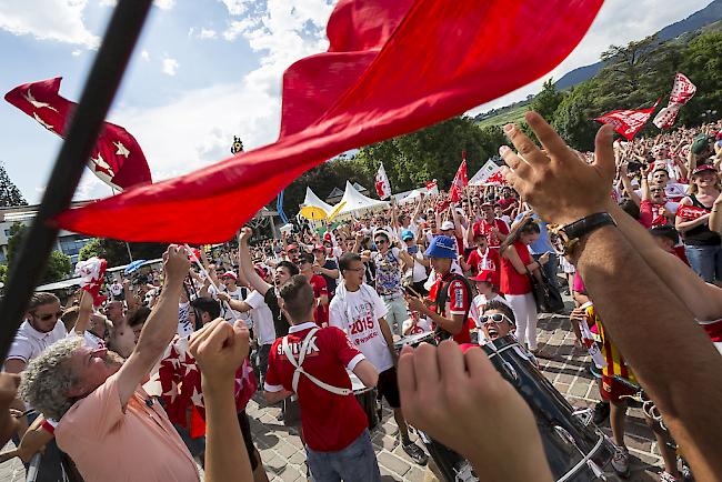 Sitten-Anhänger auf dem Place de la Planta in Sitten nach dem 3:0-Sieg im Cupfinal. 