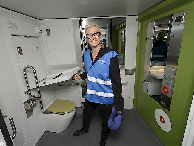 Mindestens ein behindertengerechtes WC inklusive Wickeltisch gibt es in den neuen Doppelstockzügen, wie Jeannine Pilloud, Leiterin Personenverkehr bei der SBB, am Montag an einer Präsentation in Villeneuve vorführte