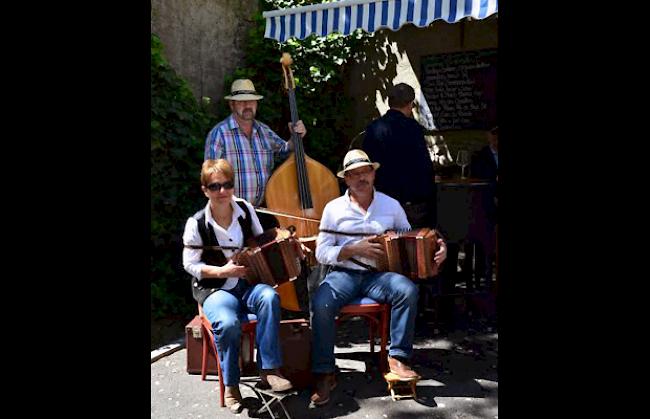 Ein Volksmusik-Trio sorgt für den musikalischen Teil während des Weinfestivals. 