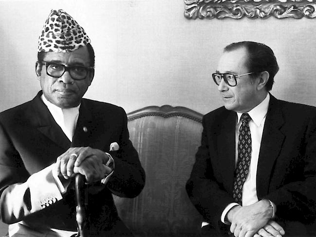 Als die Schweiz noch als sicherer Hafen für die gehorteten Millionen ausländischer Diktatoren galt: Bundesrat Pierre Aubert empfängt im Mai 1983 in Bern den kongolesischen Machthaber Mobutu Sese Seko (Archiv)