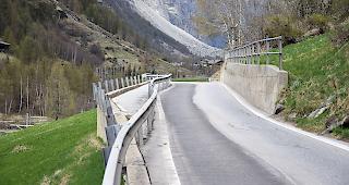 Bauf&auml;llig und verengt: Mit der Sanierung dieses Abschnitts der Strasse von T&auml;sch nach Zermatt soll noch dieses Jahr begonnen werden.