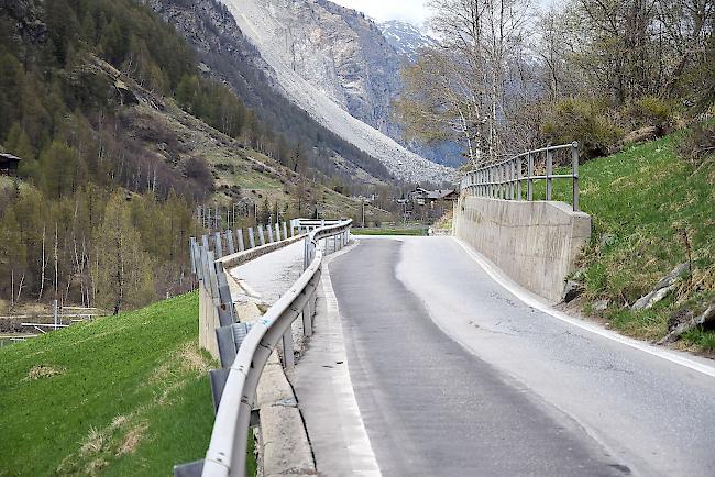 Baufällig und verengt: Mit der Sanierung dieses Abschnitts der Strasse von Täsch nach Zermatt soll noch dieses Jahr begonnen werden.