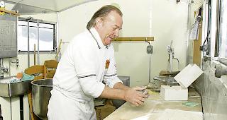 Die Vereinigung Walliser Roggenbrot wirbt mit einer mobilen B&auml;ckerei f&uuml;r ihr Produkt.