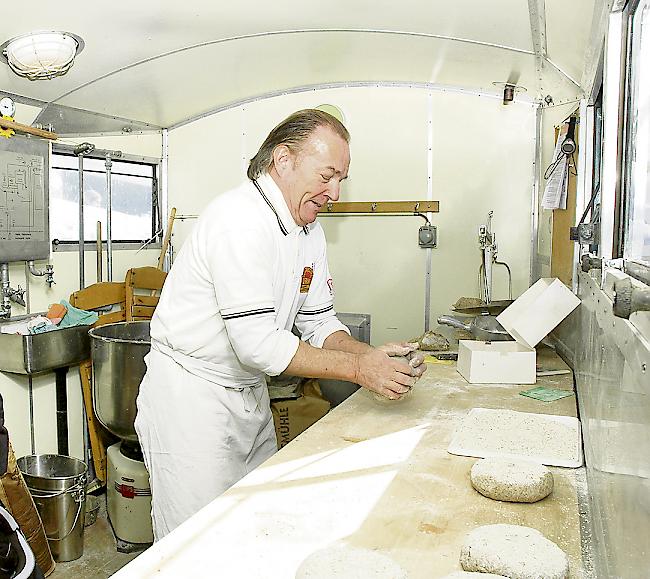 Die Vereinigung Walliser Roggenbrot wirbt mit einer mobilen Bäckerei für ihr Produkt.