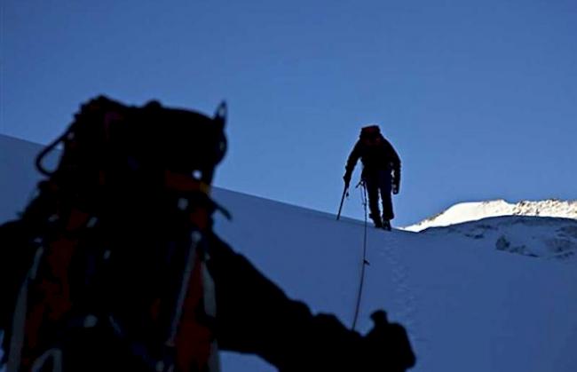 Ein deutscher Alpinist ist am Sonntagvormittag beim Aufstieg zum Alphubel am Wissgrat rund hundert Meter in die Tiefe gestürzt.