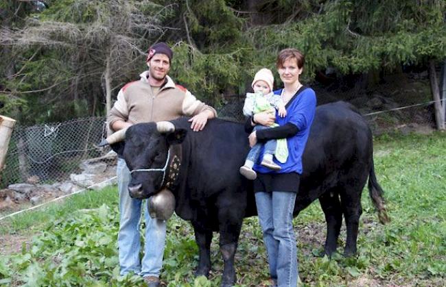 Jean-Noel Truffer (34) mit Mari (35) und Mike (1) Herbriggen-Mattsand, mit Königin «Viola», ca. 580 Kilogramm: «Die Konkurrenz ist enorm stark, aber die Hoffnung auf einen Kategorien-Sieg besteht immer. Ich hoffe, dass der Titel der Kuh-Königin wieder ins Oberwallis geht.»