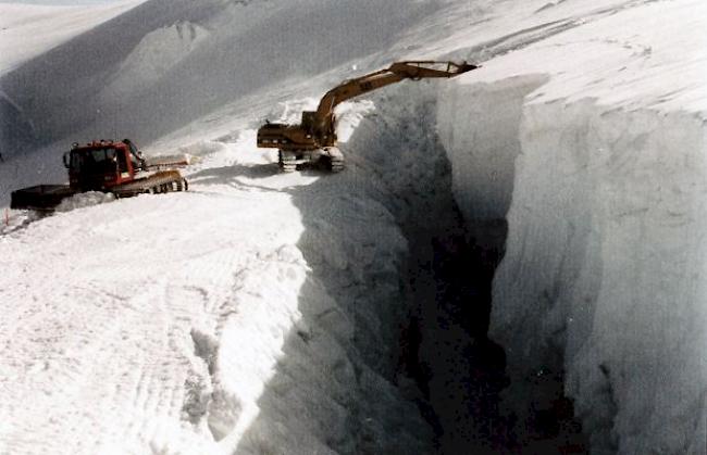 Ein Bagger schüttet eine Gletscherspalte im Sommerskigebiet von Zermatt zu