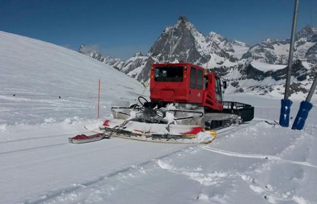Pistenfahrzeug bei der Sondierung von Gletscherspalten in Zermatt