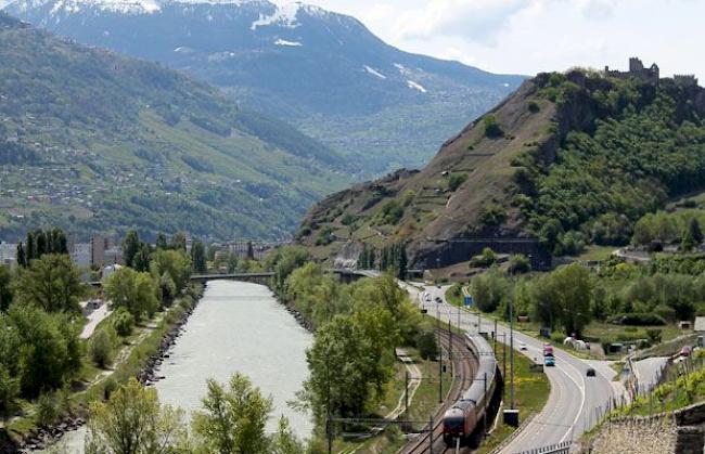 Urbanisiert: Die Rhone durchfliesst die Hauptstadt Sitten. 