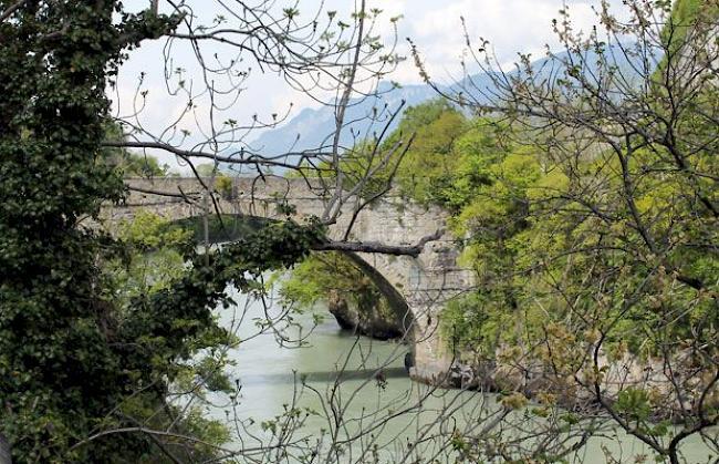 Malerisches Gewässer: Die Rhonebrücke in Saint-Maurice.