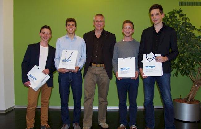 Luca Immanuel Huber, Hannes Rovina, Markus Aeschbach, Geschäftsführer SRP Schneller RItz und Partner AG, Dominique Brantschen und Natal Willisch (v.l.)