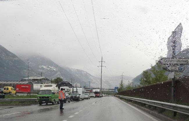 Die Autokolonne beim Autoverlad Simplon reicht bis auf die Überlandstrasse.