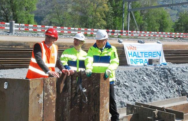 v.r.: Staatsrat Jacques Melly, Martin Hutter, Chef des Amts für Nationalstrassenbau, und Daniel Huwiler, Direktionsleiter des Baukonzerns Strabag, beim Spatenstich, bzw. der Erstellung von Spundwänden.