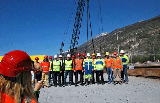 Gruppenfoto mit Bauleitern und Vertretern der beiden Baufirmen.