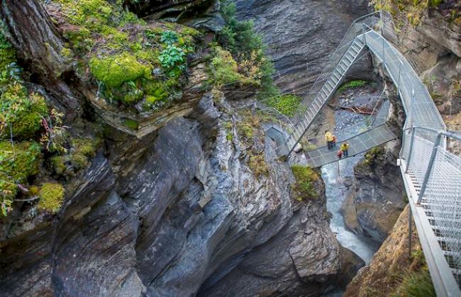 Der eindrückliche Thermalquellen-Steg in Leukerbad