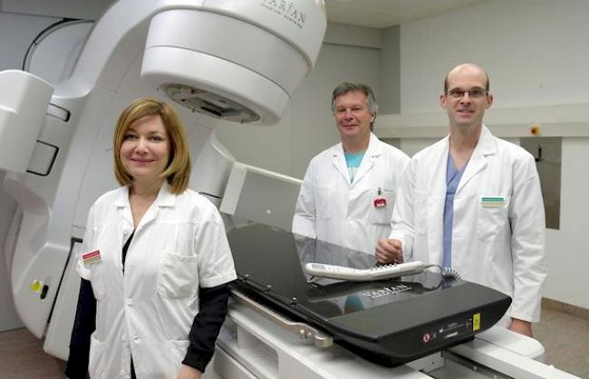 Frau Dr. Kaouthar Khanfir, Chefärztin Abteilung Radioonkologie, Jean-Christophe Précoma, Leiter MTR Radioonkologie, und Dr. Valéry Olivier Zilio, Leiter Medizinphysiker (von links).