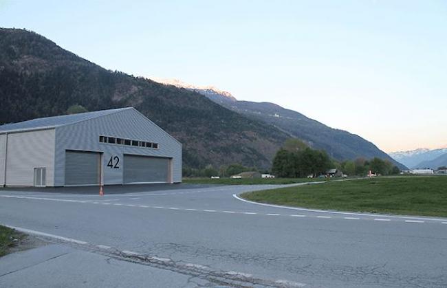 Der nach dem Brand aufgebaute Hangar in Raron.