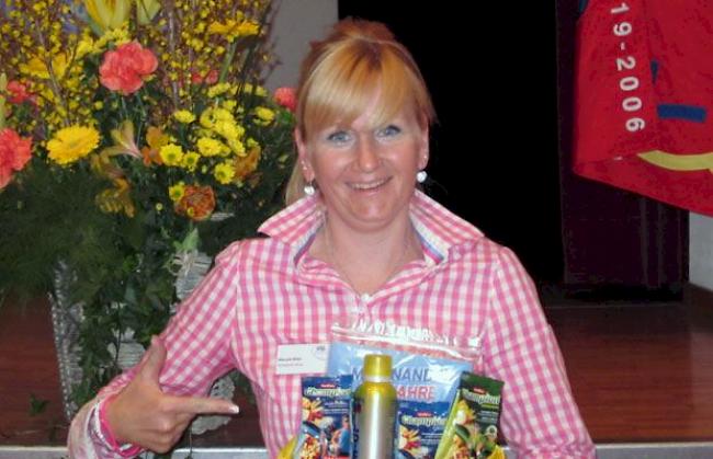 Manuela Bittel (Ressortverantwortliche Spiel und Sport PolySport Wallis) mit einem Präsent der SUS.