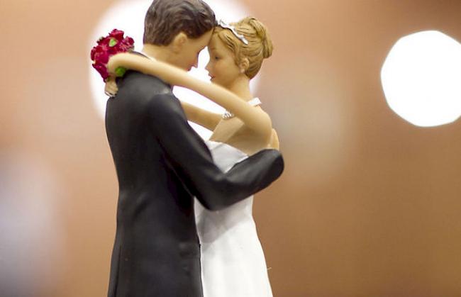 Zwei Figuren auf einer Hochzeitstorte (Symbolbild)