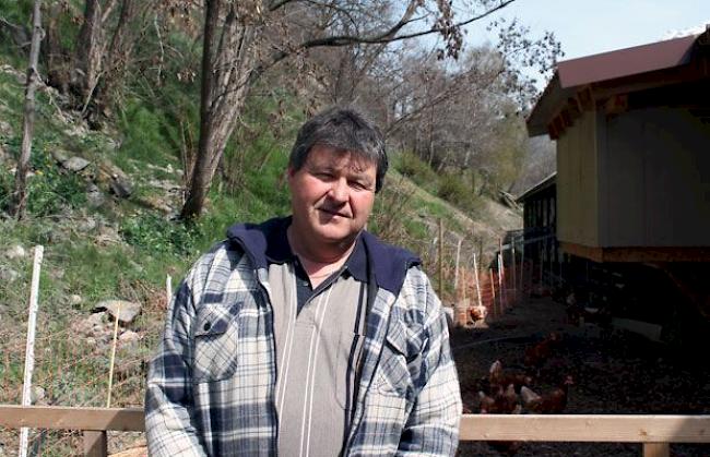 Gerhard Salzmann betreibt die Geflügelfarm in Naters mit vier Mitarbeitern.