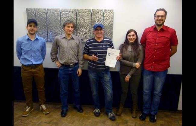 Der Vorstand der Freidenker Sektion Wallis mit Preisträger Max Theler (Mitte)