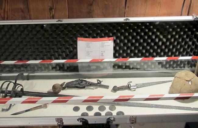 Ein Schädelfragment des Zermatter «Söldners» mit weiteren Fundgegenständen. 