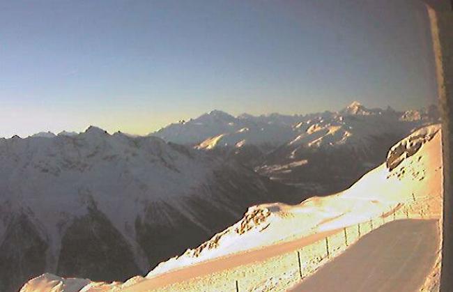 Blick vom Hockenhorngrat (3111 m) im Skigebiet Lauchernalp auf die Gipfel der Walliser Alpen am Montagmorgen.