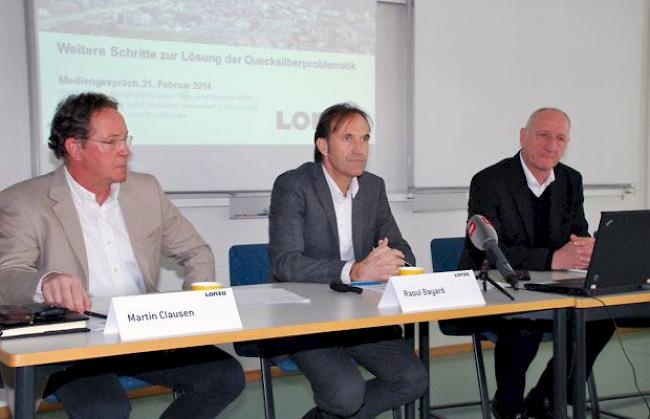 Martin Clausen, Raoul Bayard (Standortleiter Werk Visp)  und Gerhard Holze anlässlich der Pressekonferenz am Freitagmorgen.