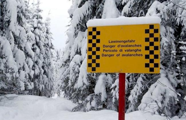 Eine Tafel warnt vor Lawinengefahr (Symbolbild)