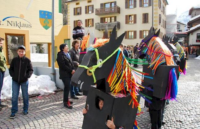 Bilder zum Kinderumzug in St. Niklaus.