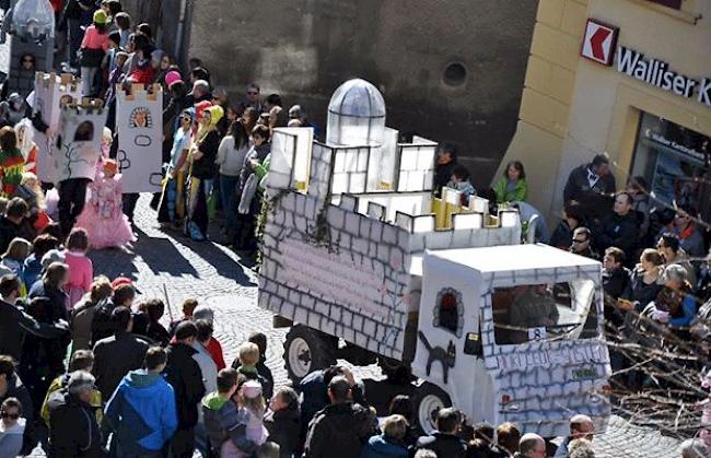 Impressionen vom grossen Fasnachtsumzug in Leuk. 