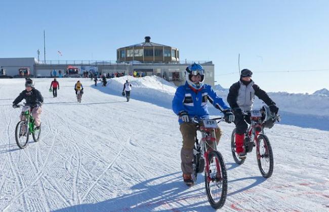 Vor dem Start des Glacier Bike Downhill Rennen in Saas-Fee auf dem Allalin Gletscher. (Archiv)