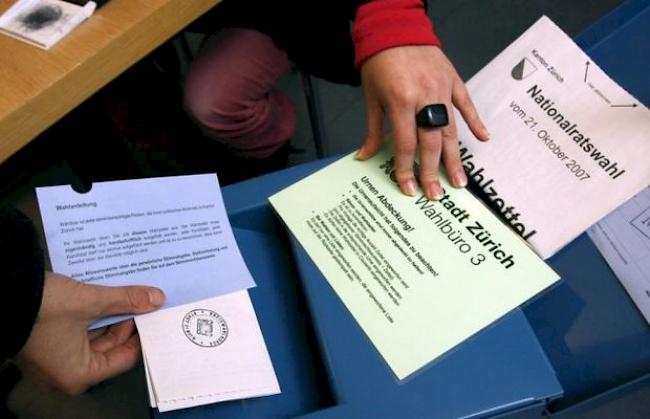 Wahlberechtigte werfen ihren Wahlzettel in die Urne (Symbolbild)