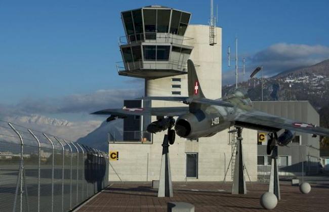 Der Militärflugplatz Sitten wird geschlossen, das stiess im Wallis auf heftige Kritik. (Archiv)