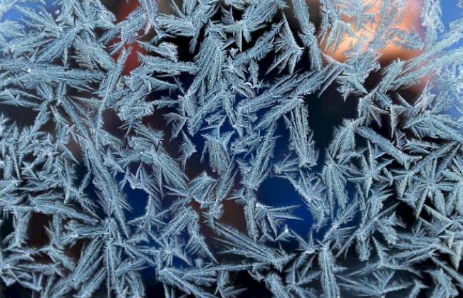 Eiskristalle an einer Autoscheibe (Archiv)