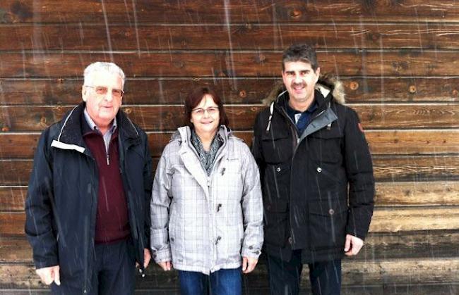 Von links: Hans Wenger, Präsident IG Hängebrücke, Christine Clausen, Gemeindepräsidentin Ernen, und Martin Bittel, Gemeindepräsident Bellwald.
