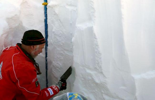 Bruno Jelk bei der Erstellung eines Schneeprofils.