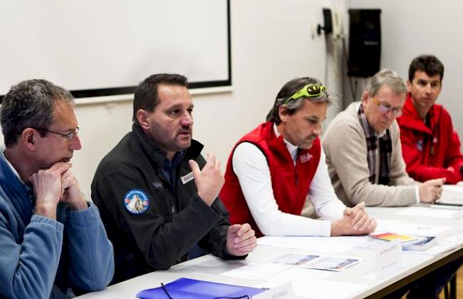 Von links: Robert Bolognesi, Direktor Société Météorisk; Jean-Marie Bornet, Informationschef der Walliser Kapo; Pierre Mathey, Präsident Schweizer Bergführerverband; Eric Balet, Direktor Téléverbier; Pascal Gaspoz vom Maison du Sauvetage FXB in Sitten, Sektion Sicherheit Heliports.