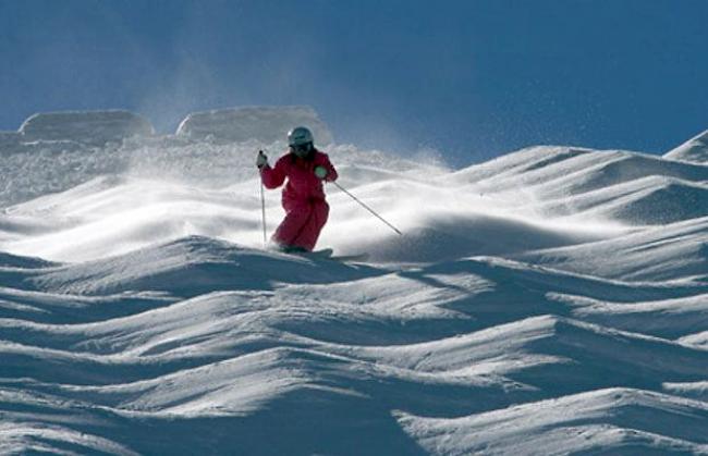 Hohsaas: Nostalgie pur. Ein Foto aus der Blütezeit des Buckelpistenfahrens. 