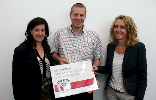 Von rechts: Caroline Walker Miano (Präsidentin des Oberwalliser Vereins für Sterbe- und Trauerbegleitung), Karlheinz Fux (Vorsitzender der Bankleitung RB Mischabel-Matterhorn) und Karin Schmidhalter (Vorstandsmitglied Oberwalliser Vereins für Sterbe- und Trauerbegleitung).